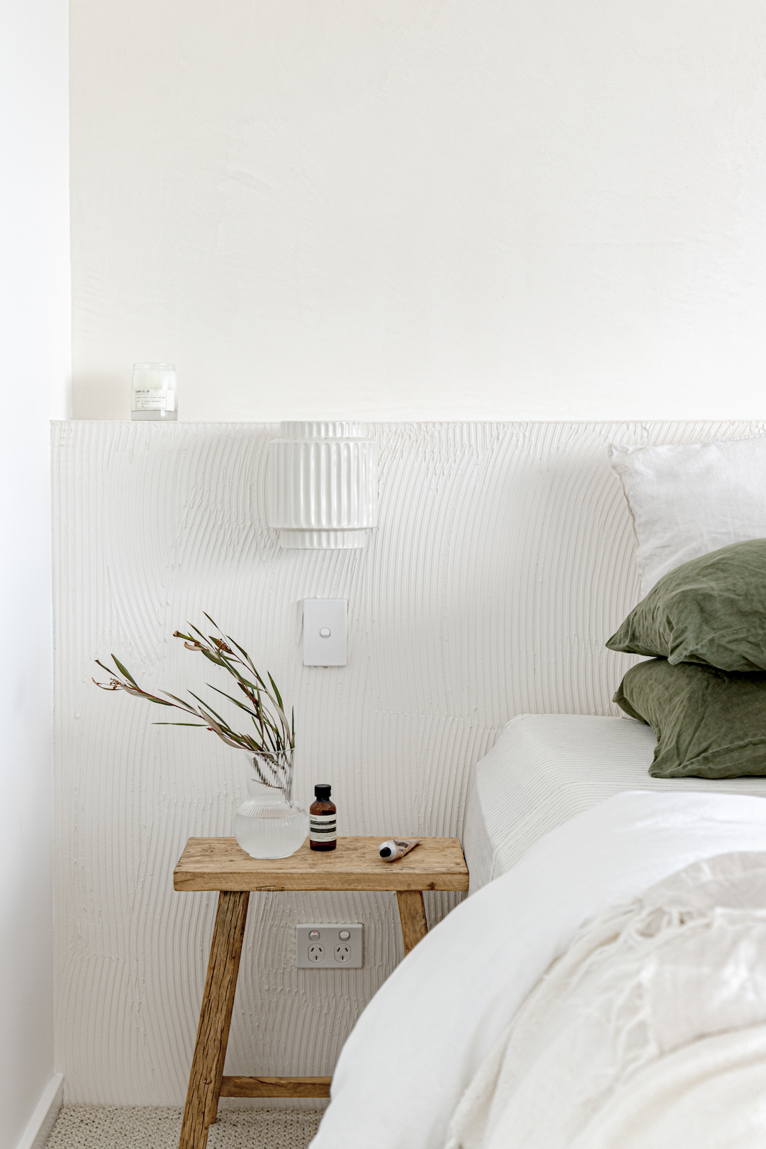 Bedroom with Otsumigaki plaster feature