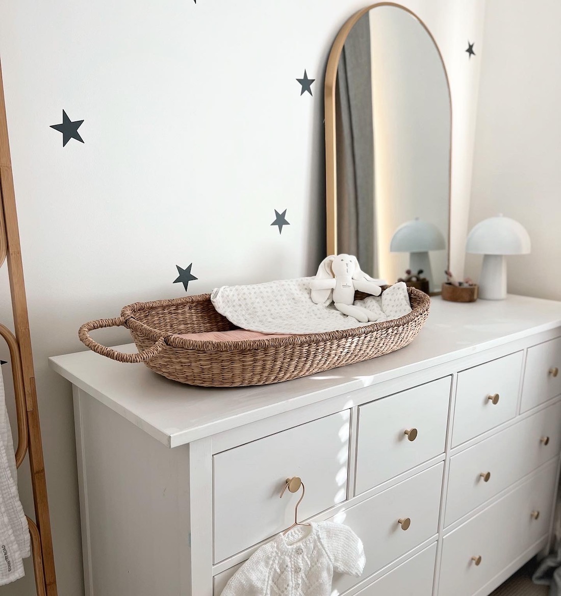 White set of drawers with moses basket