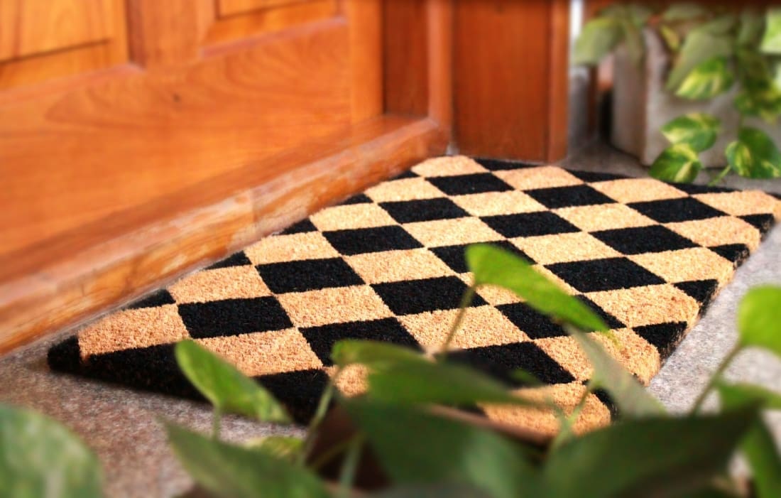 black and white checker outdoor rug _ Checker décor