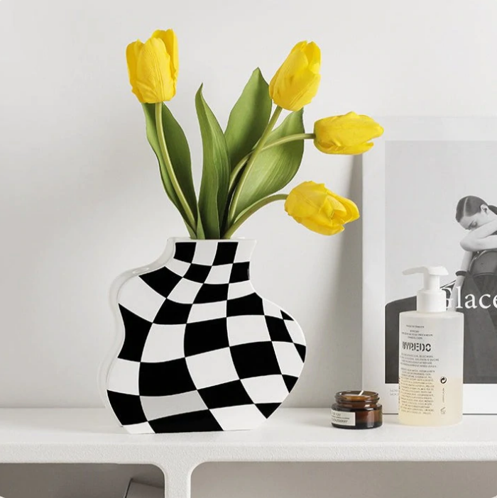 checkerboard vase _ Checker décor