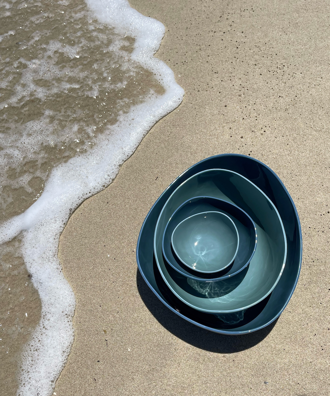 BesteOgan blue bowls on the beach