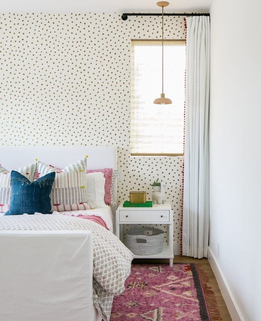 Spotty wallpaper and pink rug