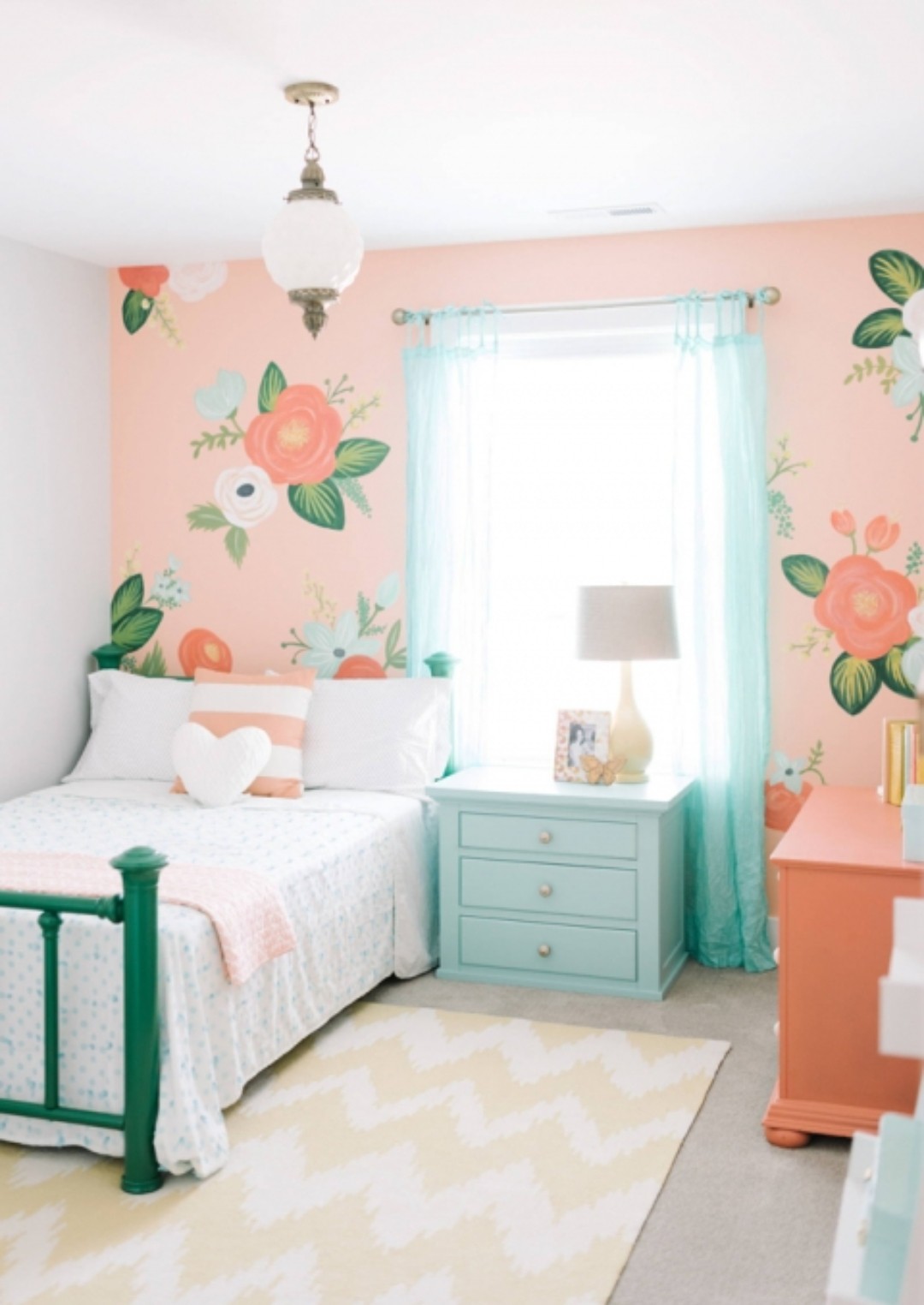 Floral wallpaper in tween bedroom