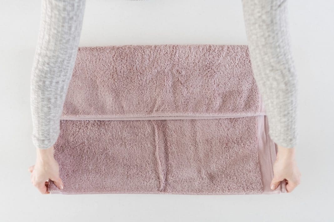 How to fold towels Simple towel styling tricks to roll or fold towels