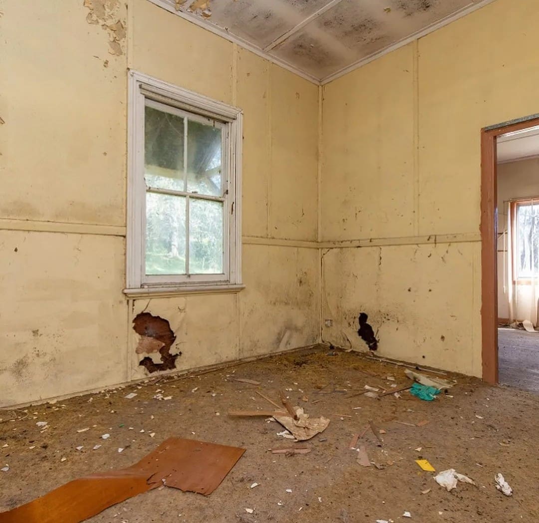 Bedroom in Waukivory Estate before the renovation