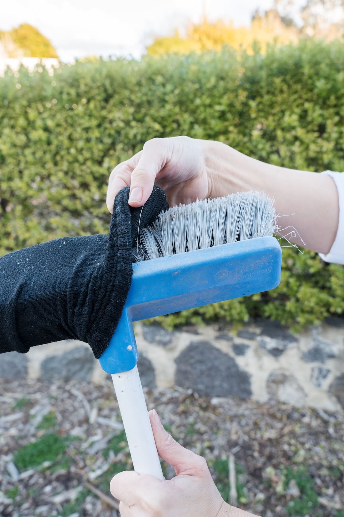 cobweb cleaning hack _ outdoor cleaning hacks