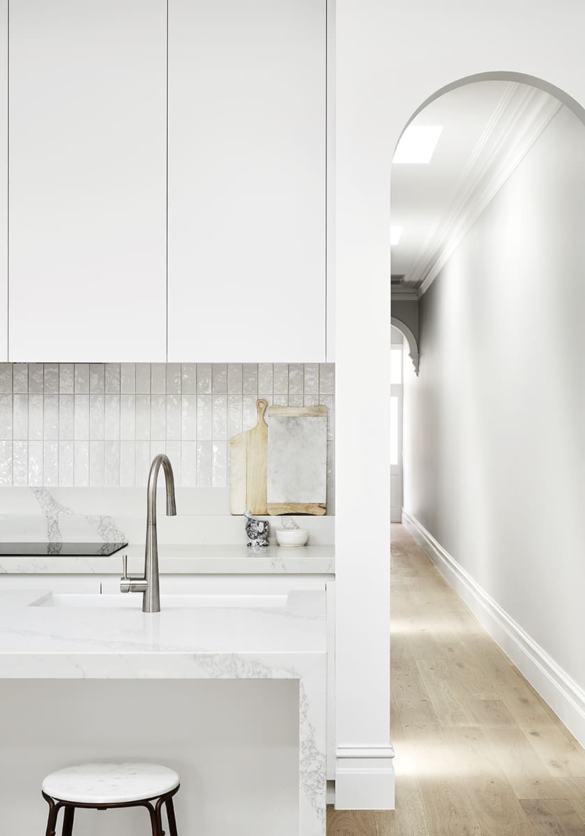 white kitchen splashback tile