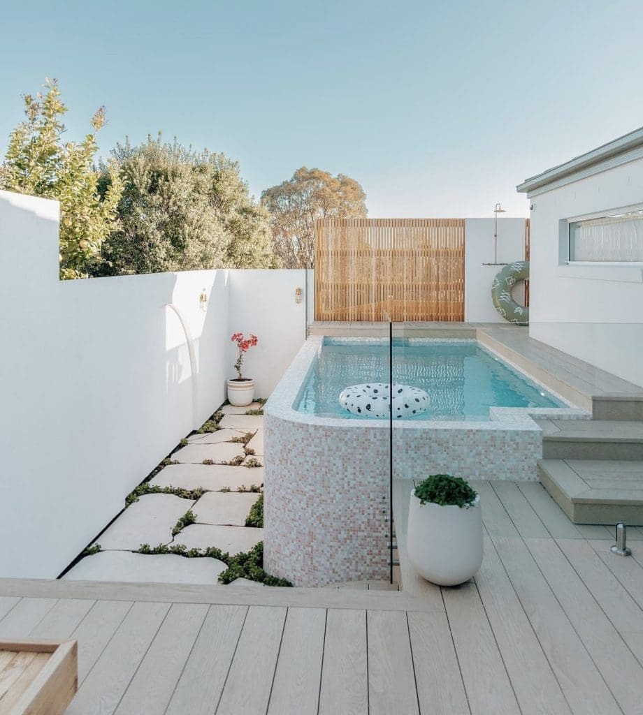 Piscina em mosaico blush com borda curva