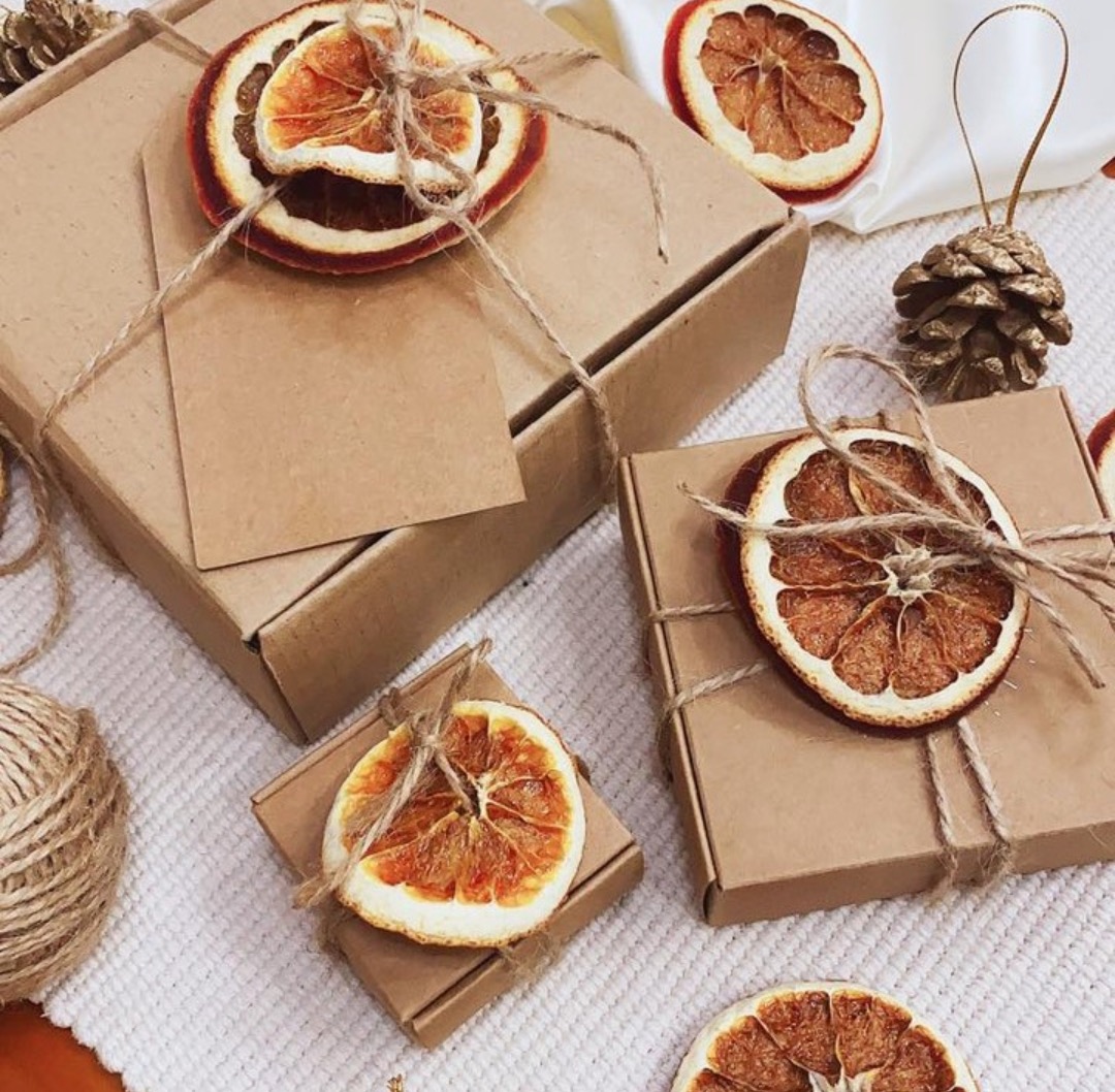 gift wrapping ideas _ Dried orange slice uses