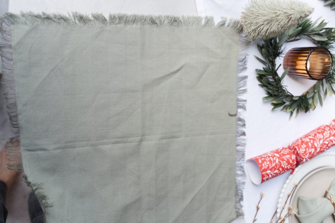 Christmas napkin folding technique Fold your napkins into a bow