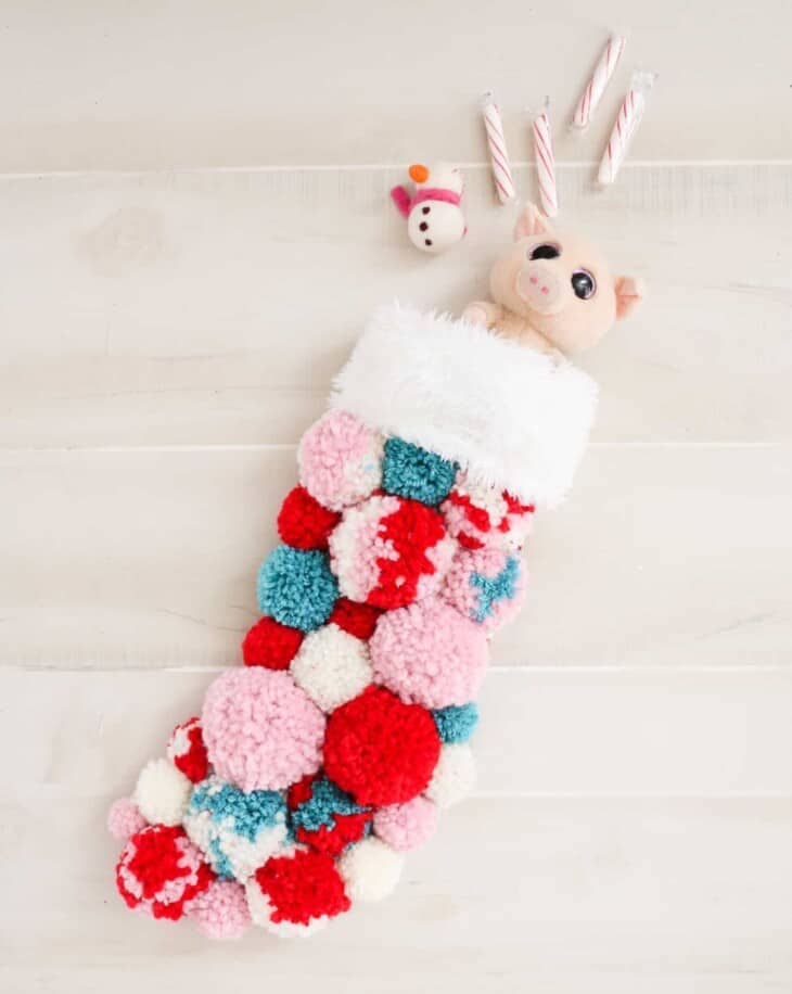 pom pom Christmas stocking _ Christmas DIY ideas