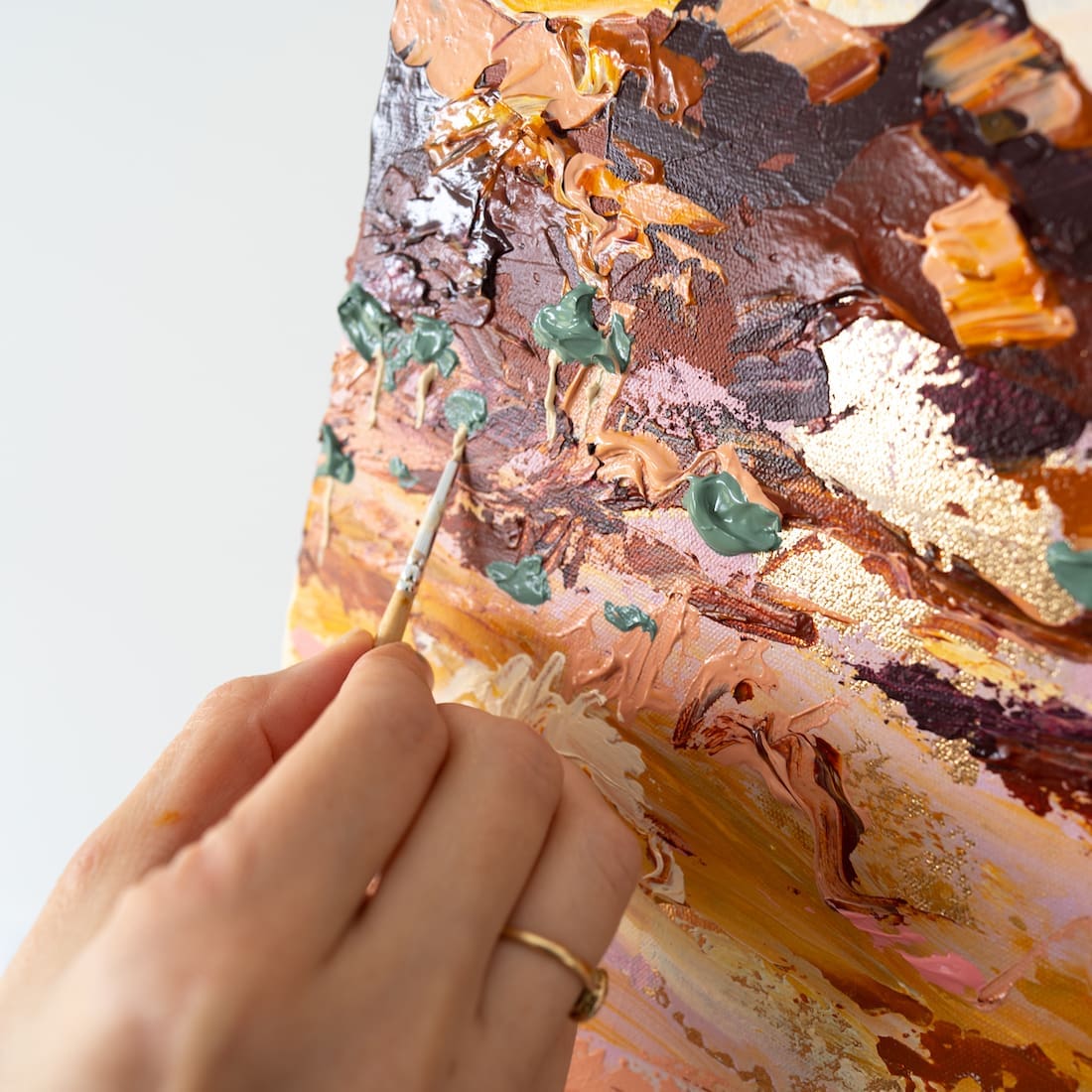 Elle Pervez painting textural details