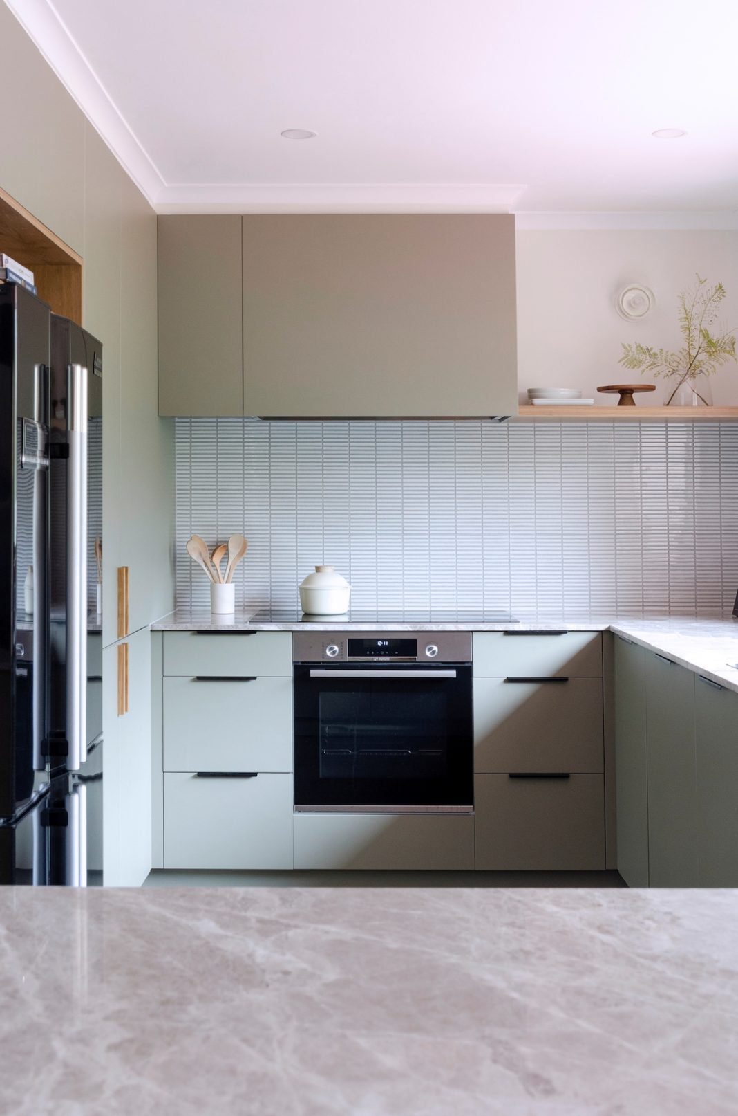 Minimalist kitchen makeover that blends Japanese and 70's design ...