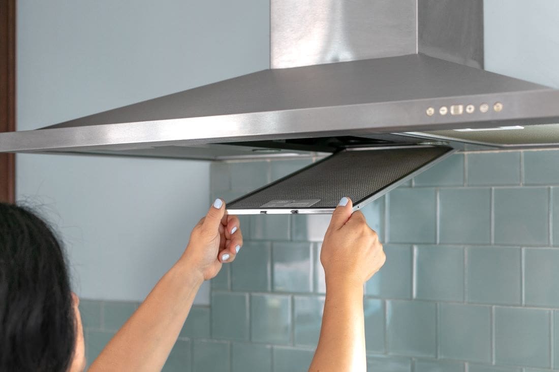 https://stylecurator.com.au/wp-content/uploads/2022/12/rangehood-filter-cleaning.jpg