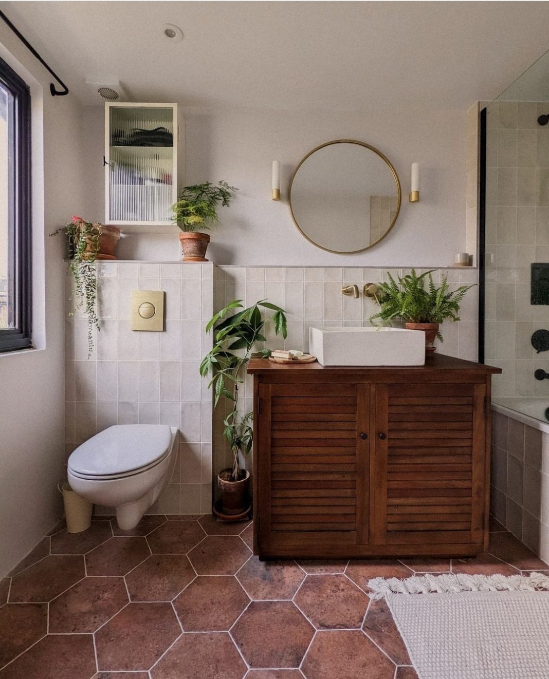 Earthy tones and 70's vibes: Find terracotta bathroom inspo