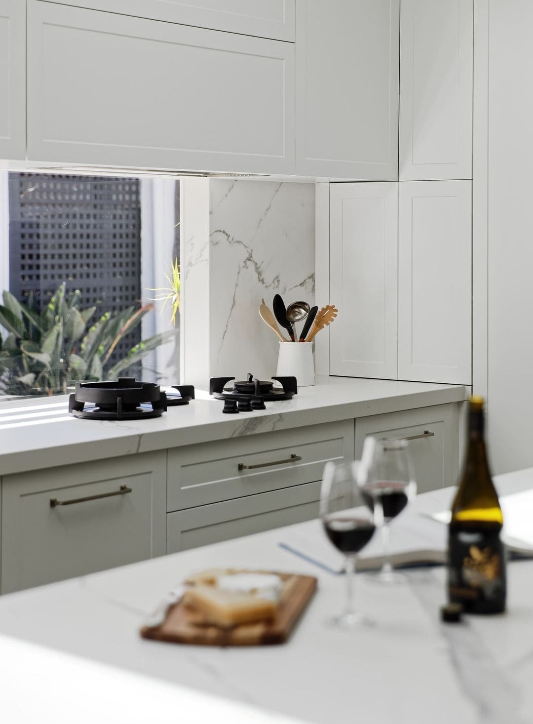 Shaker doors and marble splashback