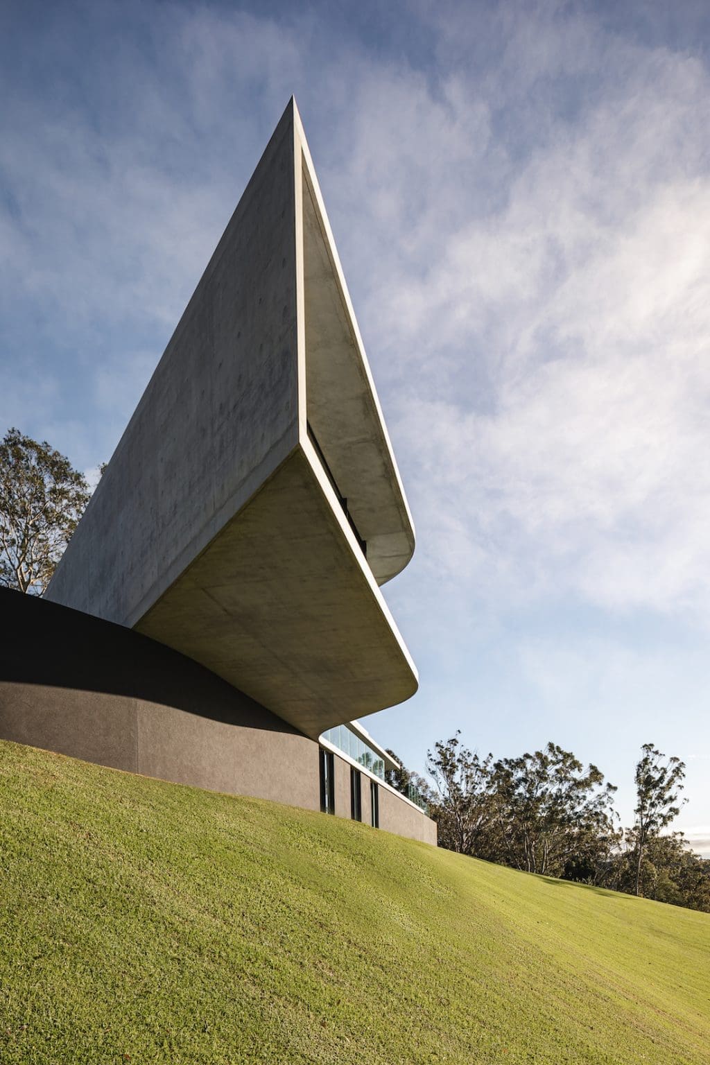 The dramatic, sculptural masterpiece that is Cliffhanger House | Style ...