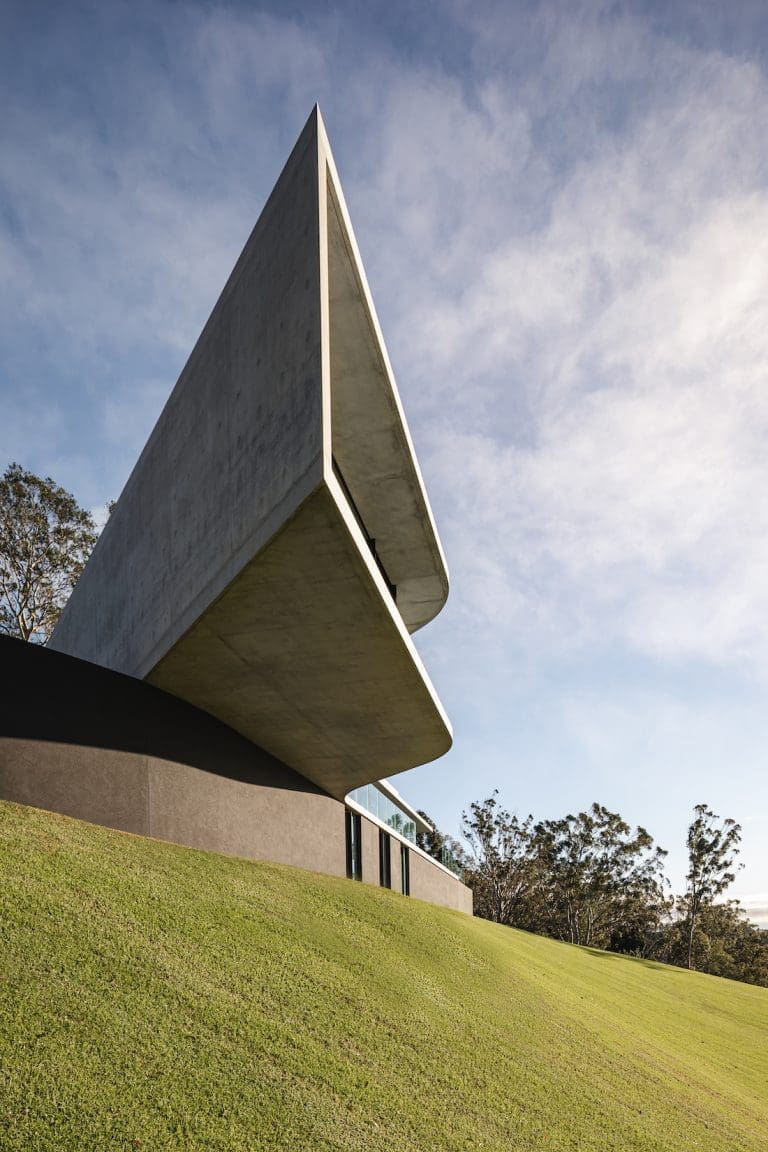 The dramatic, sculptural masterpiece that is Cliffhanger House | Style ...