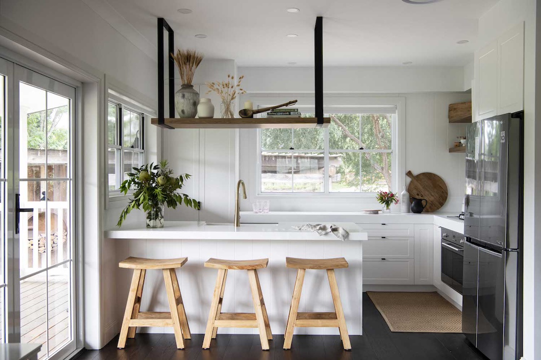 Cottage kitchen with black hanging shelf