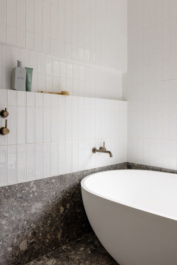 Wall to wall bathroom niche