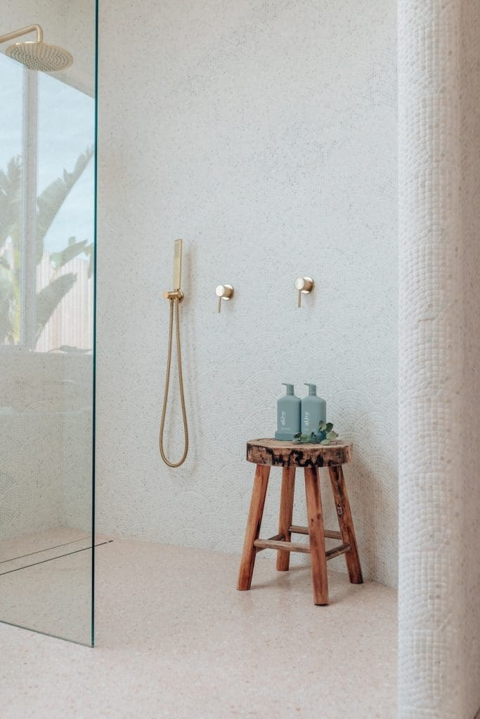 Shower with curved wall