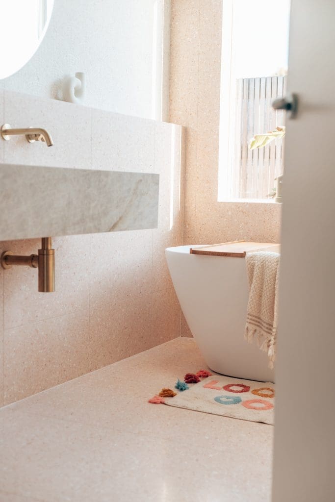 Freestanding bath under window