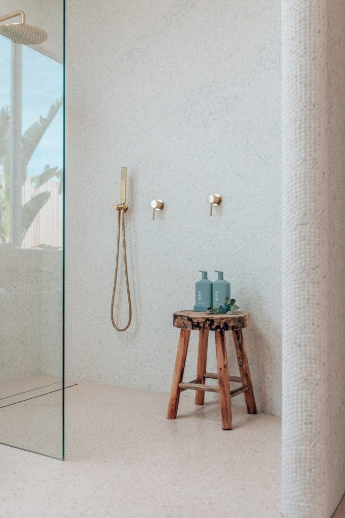 Shower with fan stone mosaics