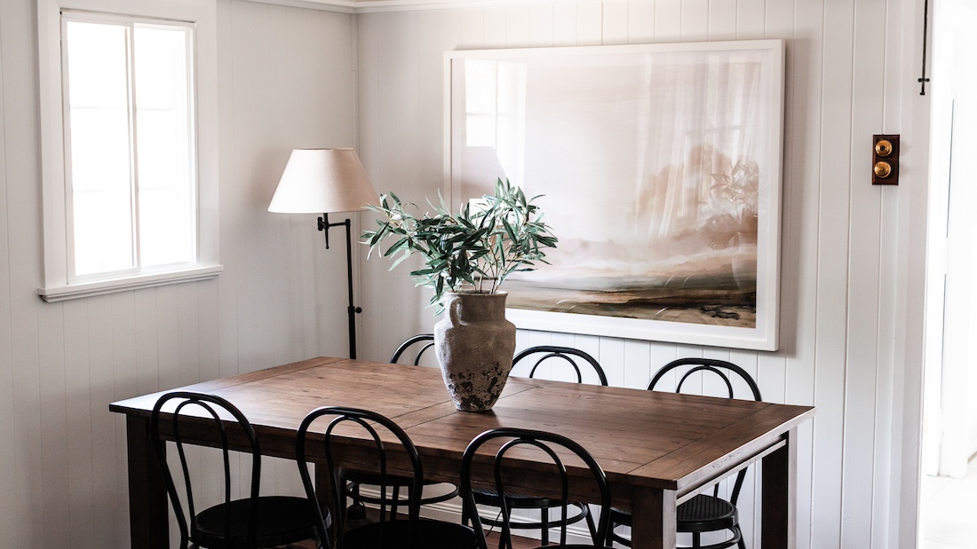 Summerholm House dining room with large vase and native greenery