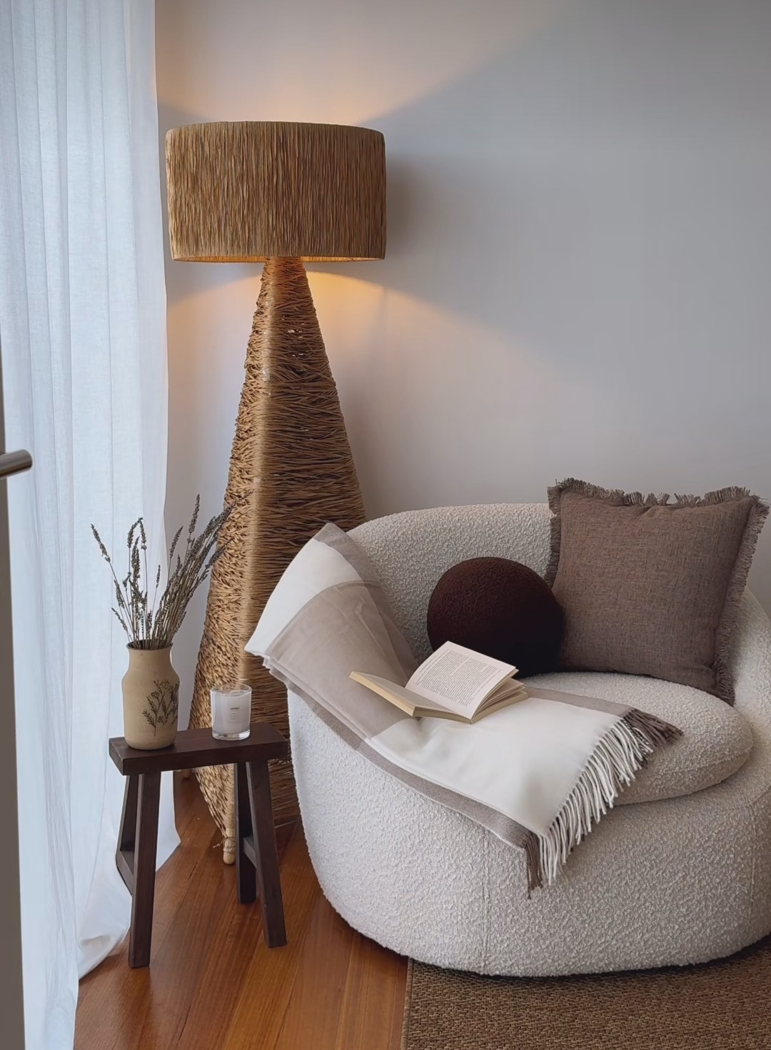 Raffia floor lamp DIY project by Azumiihome