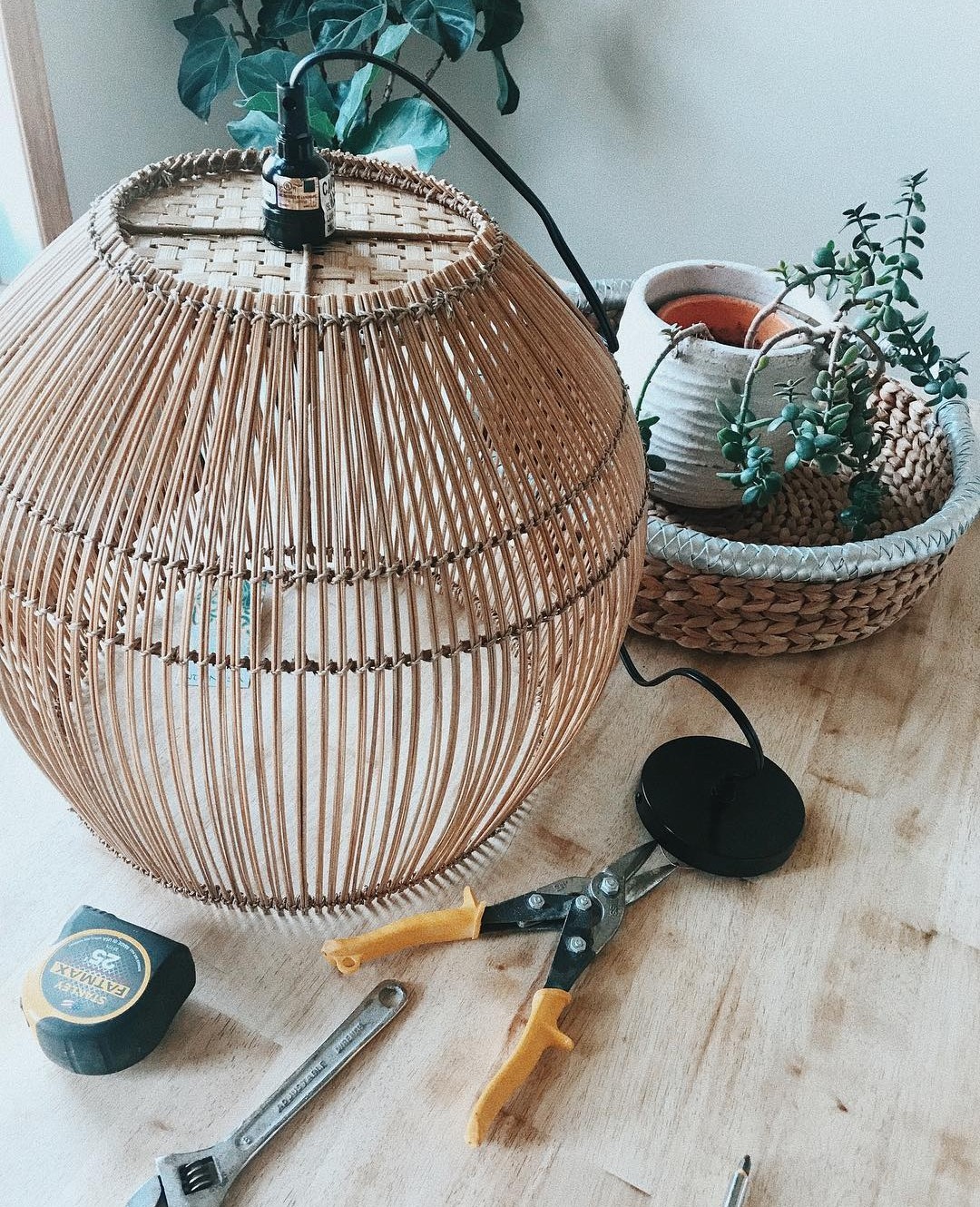 Woven basket light DIY by Balanina