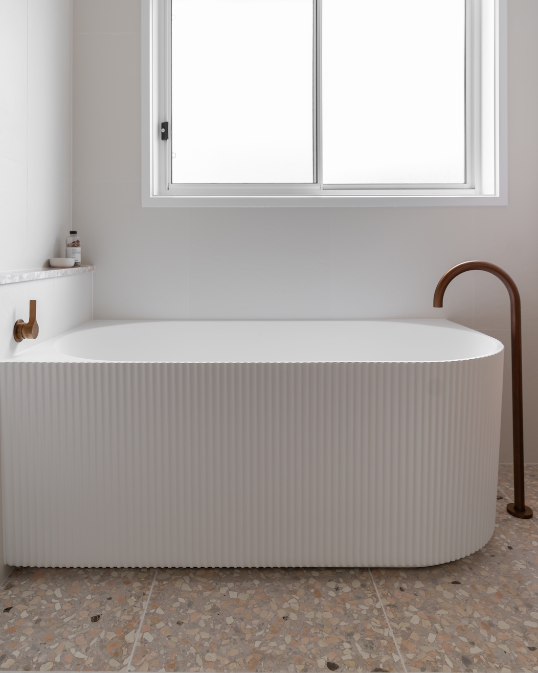 Corner fit bath