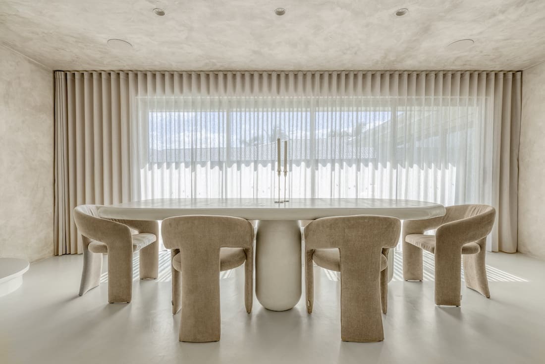 Dining room in Ruin X house