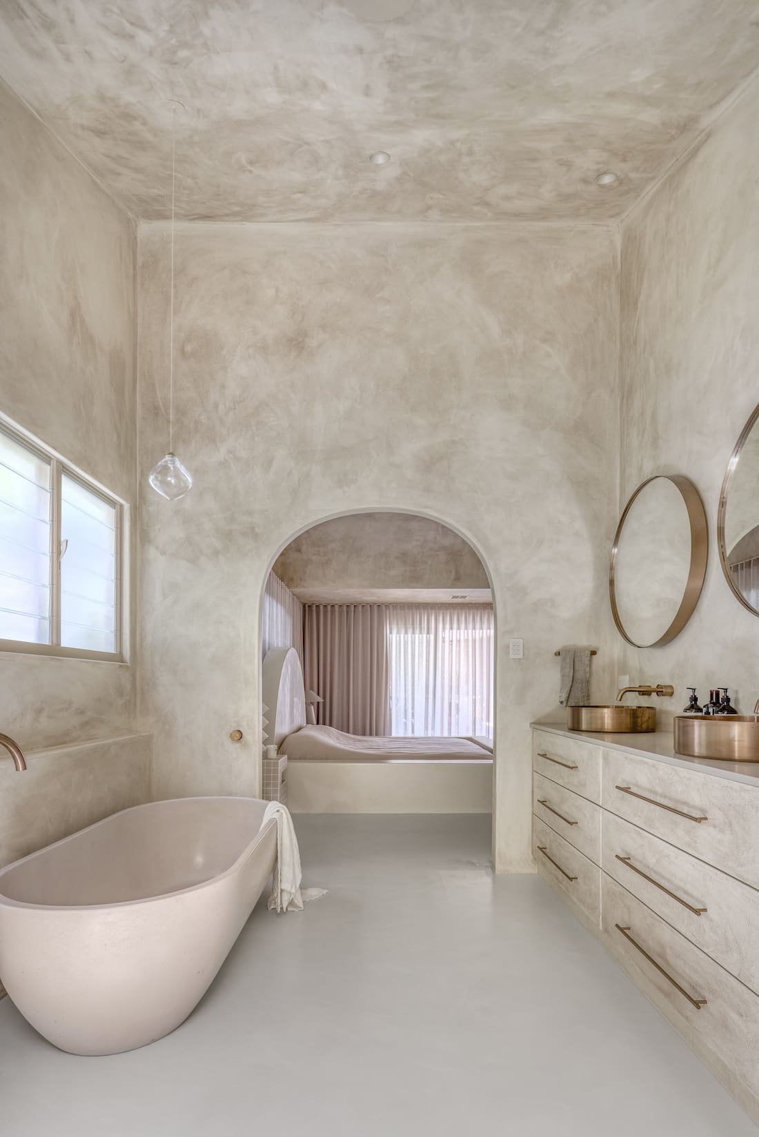 Ensuite with view to bedroom in Ruin X house