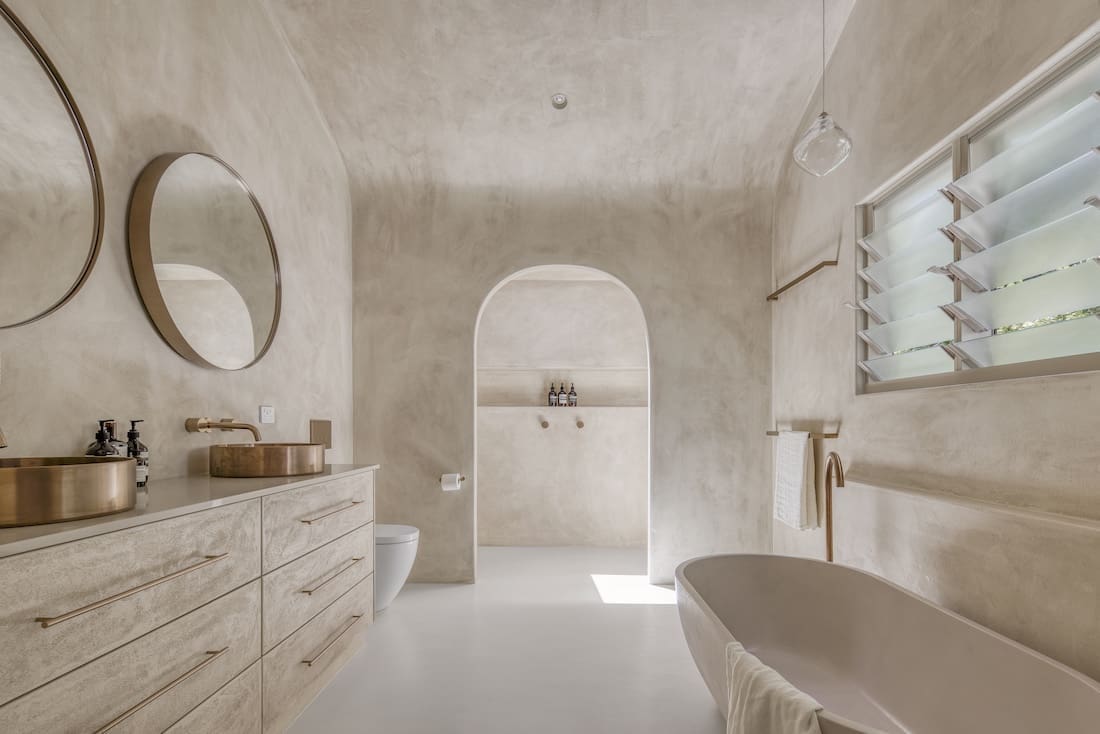 Bathroom with neutral colour palette in Ruin X house