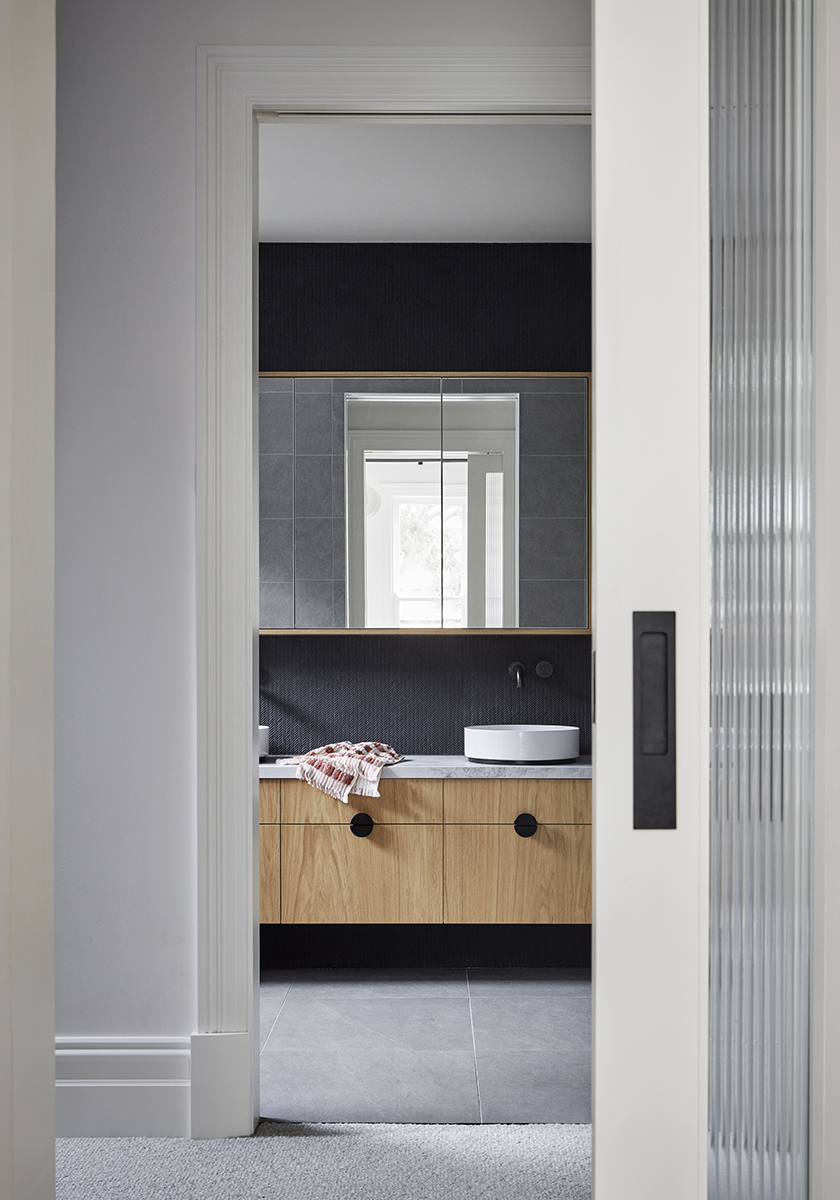 Fluted glass doors to bathroom of Elsternwick House