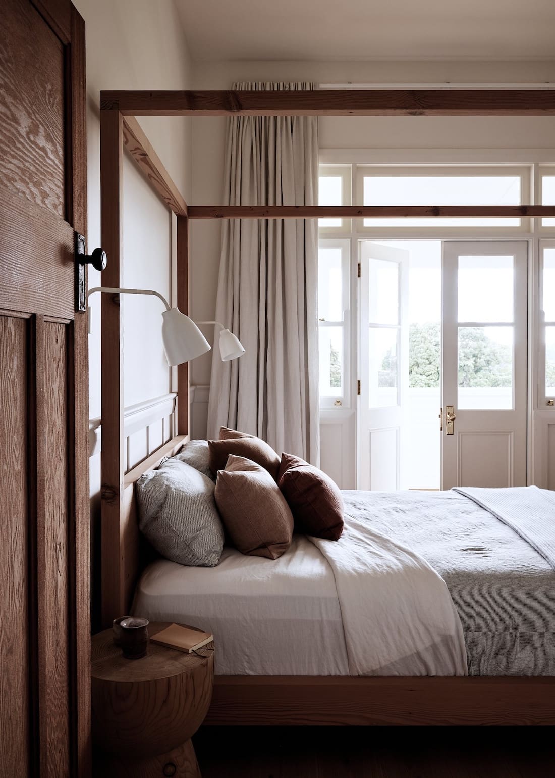 Canopy bed in main bedroom of Rocklee House