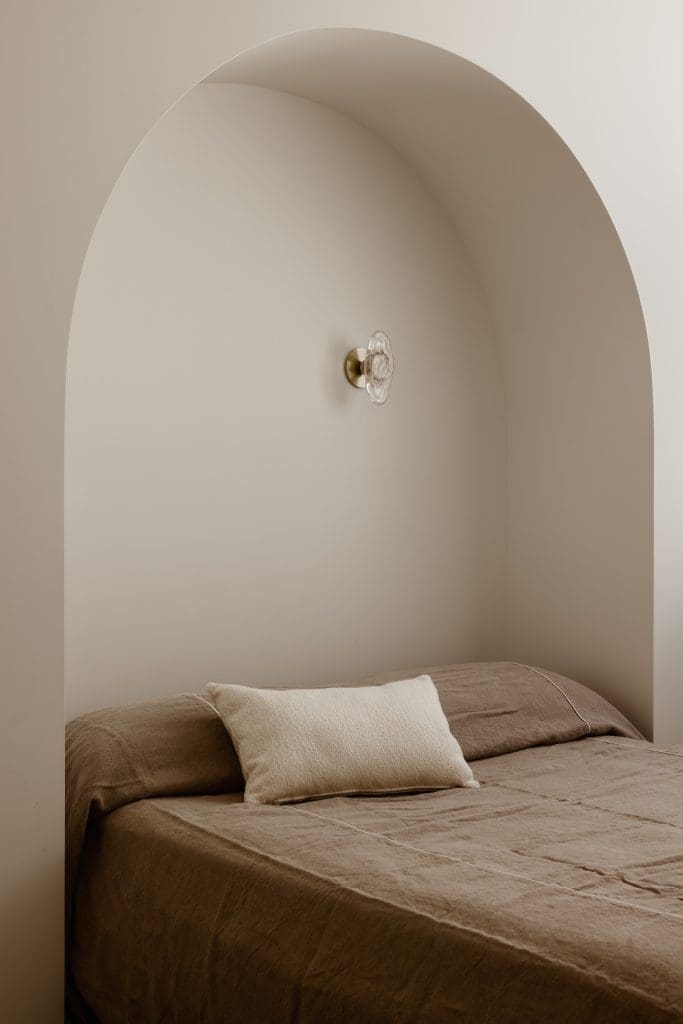 Curved inlet for bed in Gréce