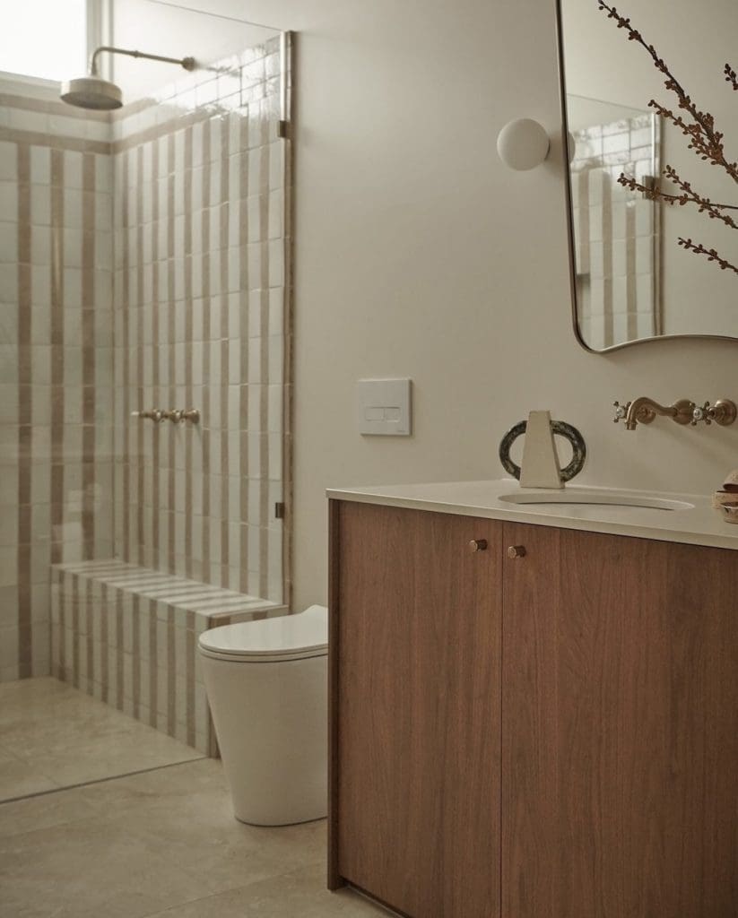 Warm and earthy bathroom