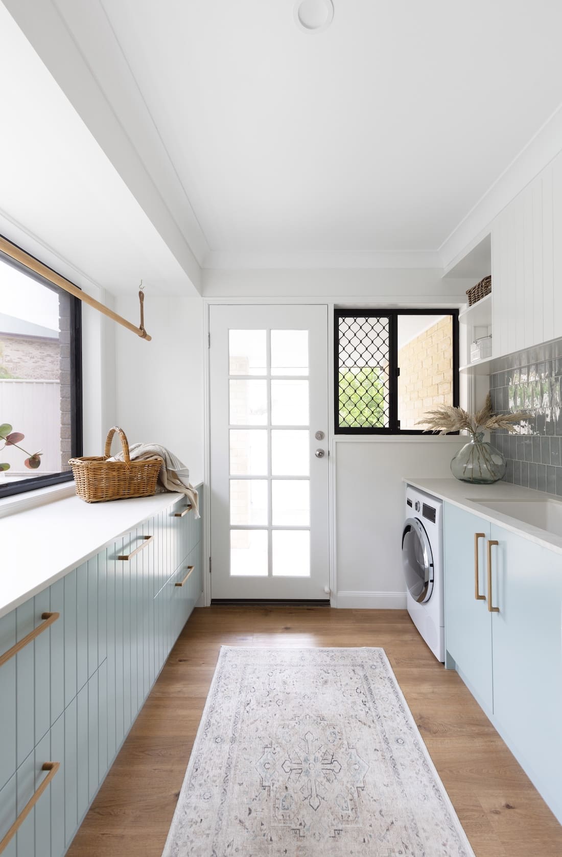 beautiful-in-blue-the-relaxed-coastal-renovation-of-project-mourne