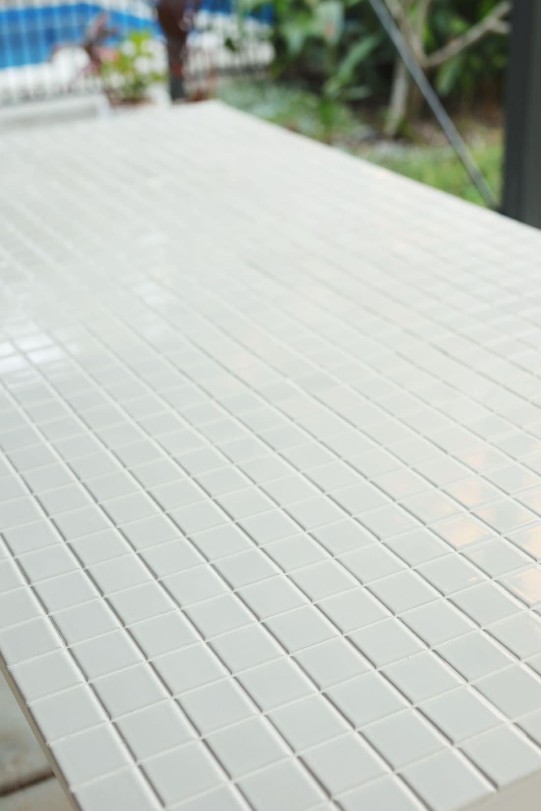 DIY tiled outdoor table: White grid tile table top | Style Curator