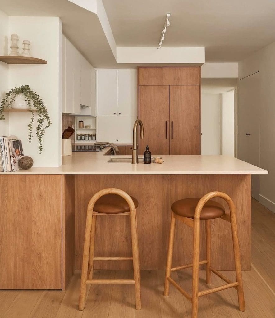 Minimalist and warm kitchen design