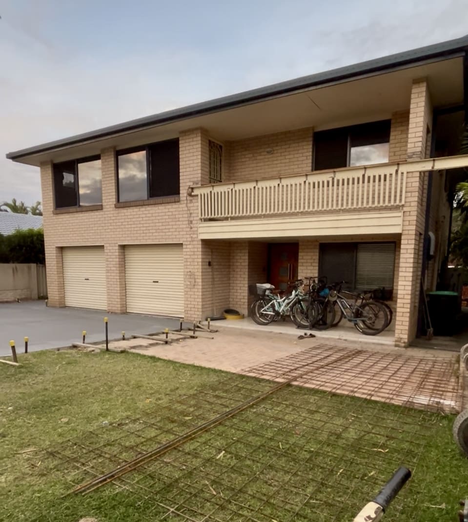 DIY stone wall makeover by Bec Riley from Rileygoodadventures - house facade before the makeover
