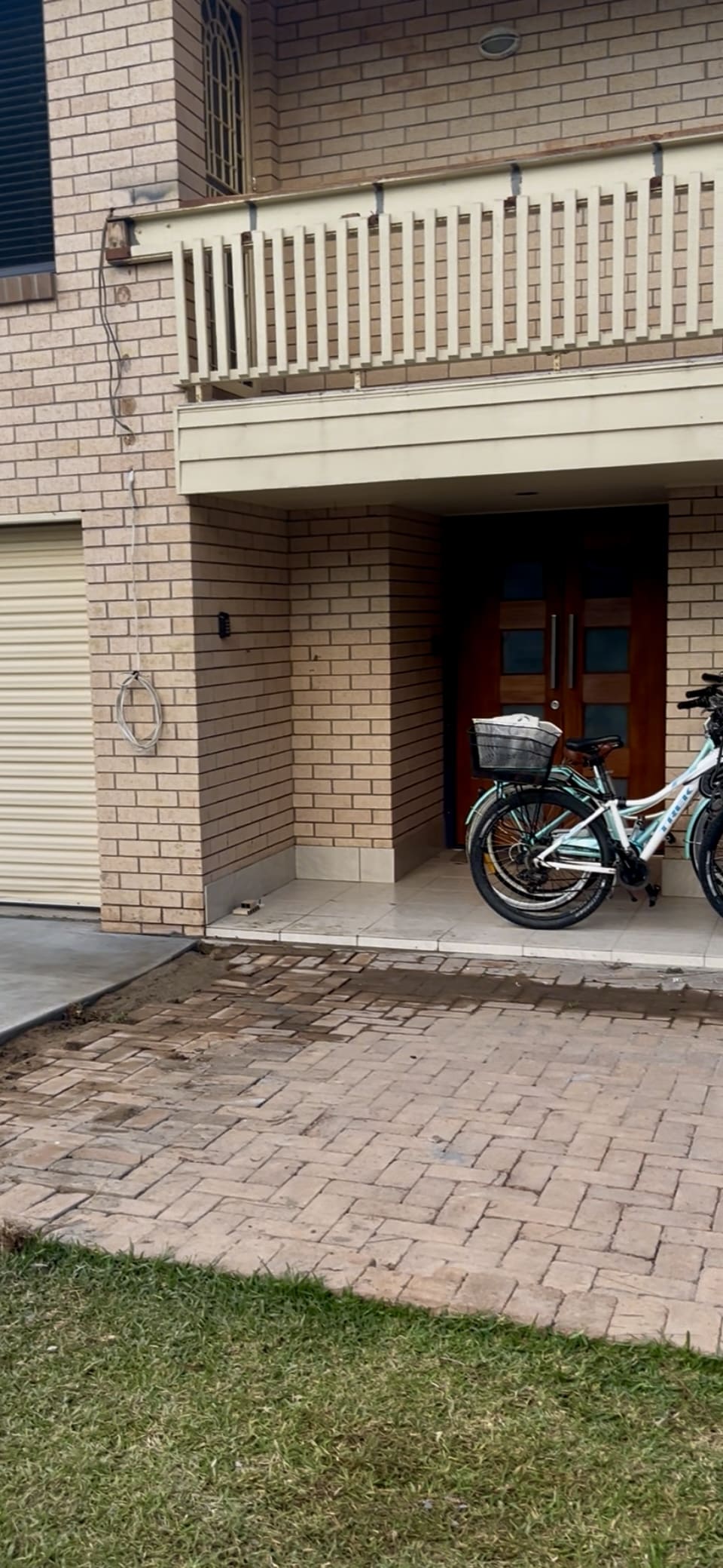 DIY stone wall makeover by Bec Riley from Rileygoodadventures - brick wall before the makeover