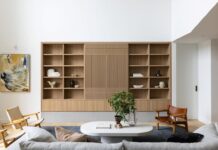 North Avoca Beach House: Contemporary coastal, made for family Modern living room featuring custom wooden shelving and contemporary furniture by Annie Bowen at North Avoca Beach House.