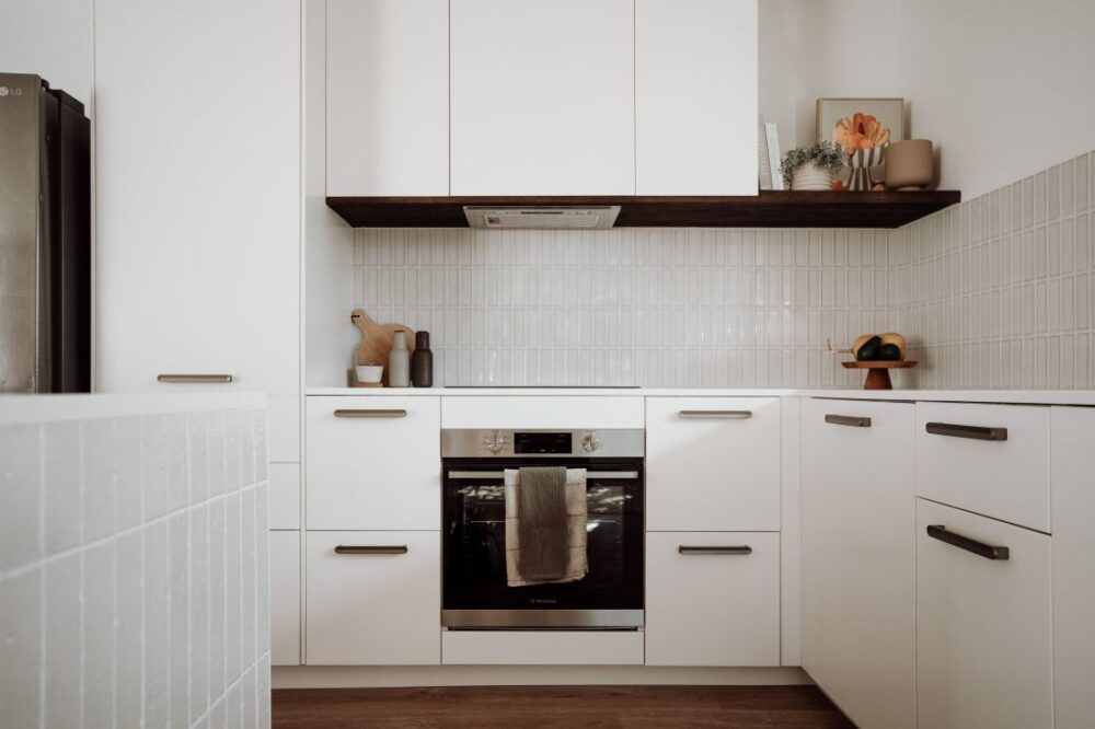 Contemporary integrated kitchen oven and workspace