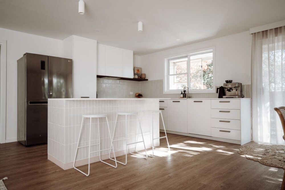 Contemporary bright kitchen with central workspace