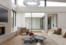 Boronia House: Light, bright and endlessly liveable Open living room with courtyard connection in Glenorie
