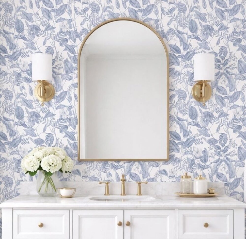 Boho Art & Styling blue Hamptons wallpaper in bathroom