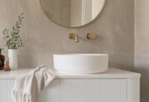 Wall-hung vanity vs freestanding bathroom vanity: which should you choose? White fluted floating vanity with round gold mirror