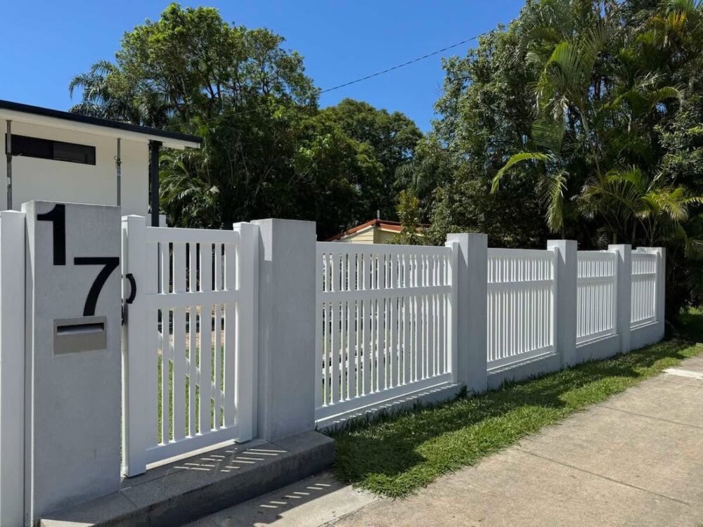 PVC_fence_between_pillars